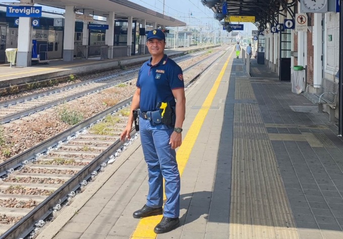 Minaccia di farla finita, salvato da un poliziotto fuori servizio