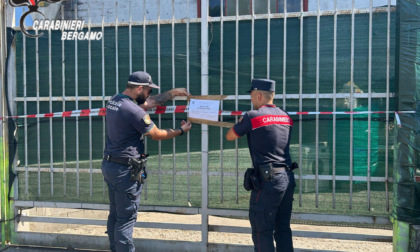 Capannone-discarica per rifornire il mercato nero scoperto dai carabinieri: denunce e multa da oltre 30mila euro