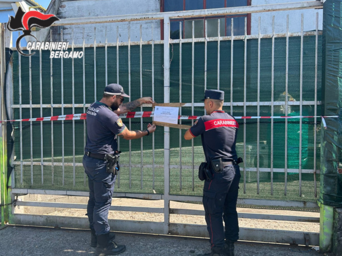 Capannone-discarica per rifornire il mercato nero scoperto dai carabinieri: denunce e multa da oltre 30mila euro