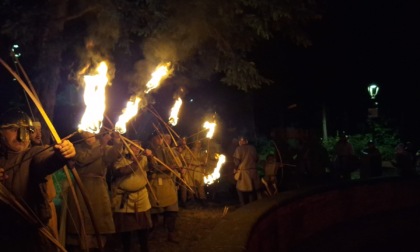Frecce di fuoco rischiarano la notte,  alla "Festa in Rocca" è boom di visitatori