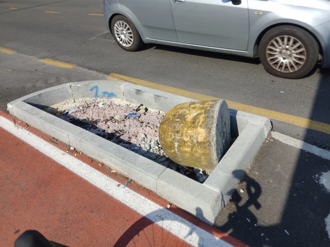 A soli tre mesi dalla fine lavori la strada d’ingresso a Romano è in preda al degrado