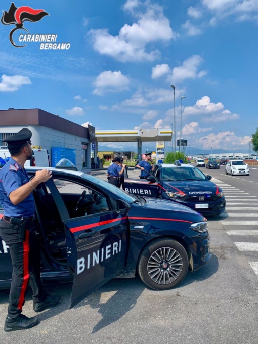 Tenta di sequestrarla e di violentarla ma lei si lancia dall’auto