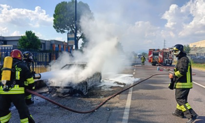 Auto a fuoco, a spegnerla un giovane e i pompieri