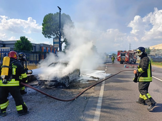 Auto a fuoco, a spegnerla un giovane e i pompieri