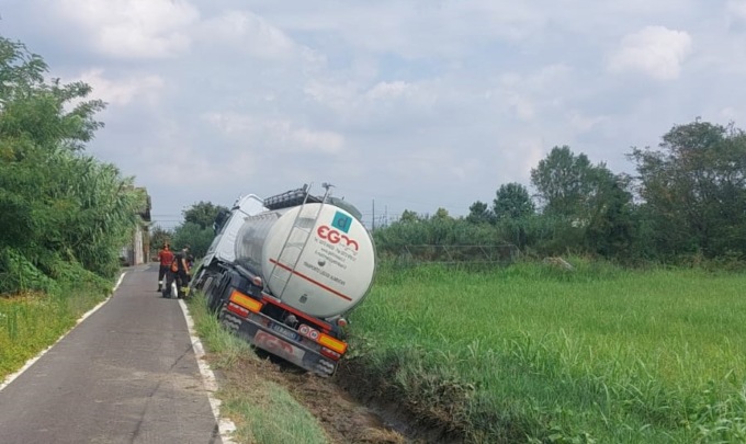 Camion nel fosso in via Guzzasete, sversamento di olio e gasolio