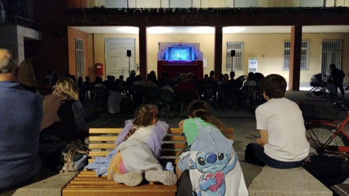 Il paese incantato riscopre la magia dei burattini in piazza