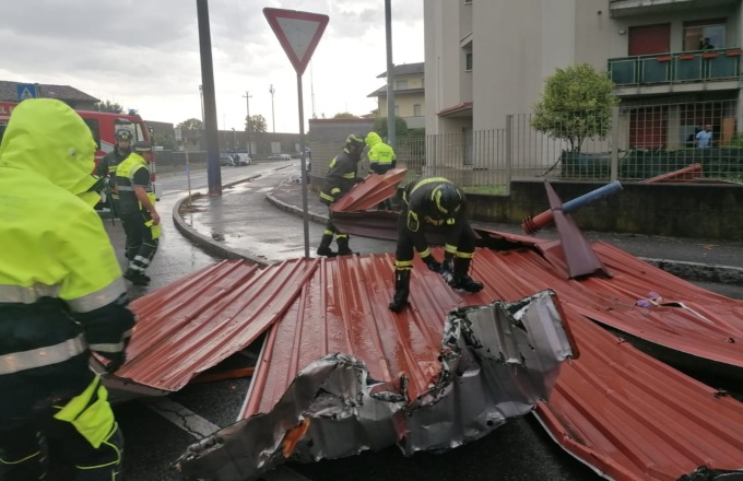 Allarme maltempo, alberi abbattuti e tetti danneggiati
