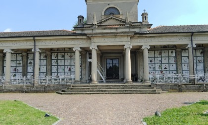 Degrado al cimitero, il Comune lancia il piano anti piccioni