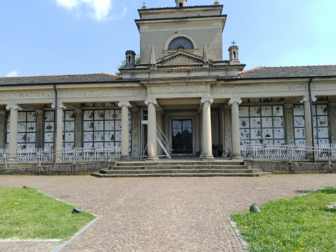 Degrado al cimitero, il Comune lancia il piano anti piccioni