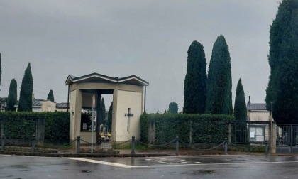 "La dipendente è in ferie, rimandate i funerali", e la famiglia tiene l'urna cineraria a casa