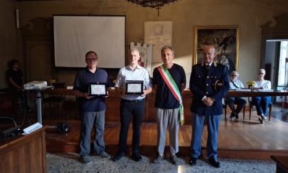 Targa di riconoscimento al capitano dei carabinieri Tognoli e al sostituto commissario Calamita