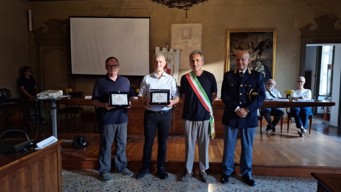 Targa di riconoscimento al capitano dei carabinieri Tognoli e al sostituto commissario Calamita