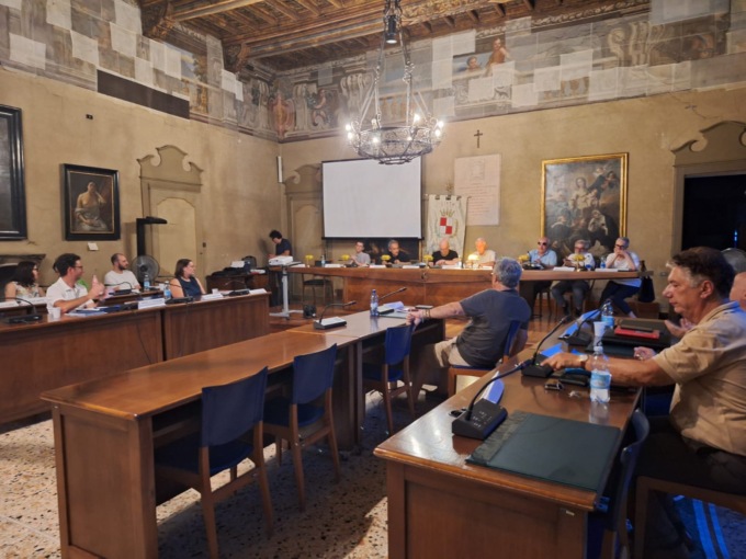 Il sindaco rivela: “Non solo l’aggressione, cinque gomme forate da viti in tre anni…”