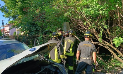 Perde il controllo dell'auto e finisce contro una recinzione, incidente in pieno centro