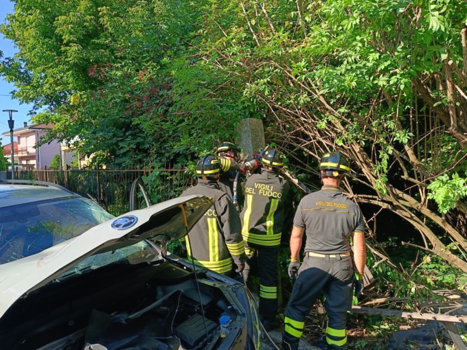Perde il controllo dell’auto e finisce contro una recinzione, incidente in pieno centro