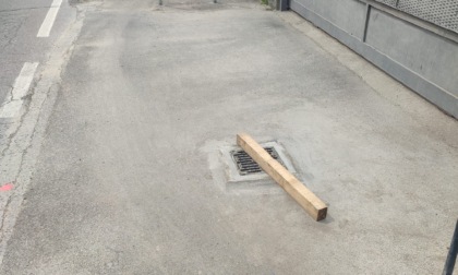 Dopo tre mesi, finalmente installato il tombino lungo la ciclabile