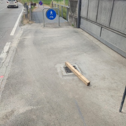 Dopo tre mesi, finalmente installato il tombino lungo la ciclabile