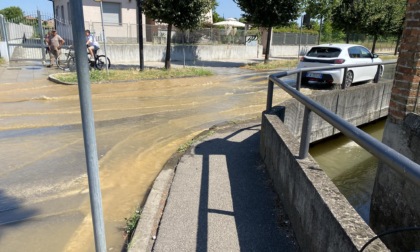 All'agricoltore "scappa la mano", strada allagata in paese