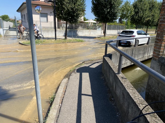 All’agricoltore “scappa la mano”, strada allagata in paese