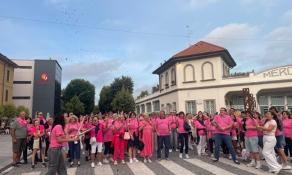 Più di 500 persone alla Camminata in rosa per le vie del centro di Treviglio FOTO
