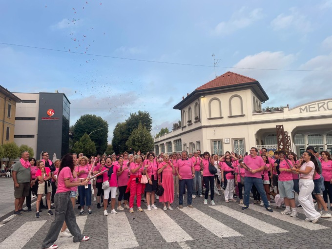 Più di 500 persone alla Camminata in rosa per le vie del centro di Treviglio FOTO