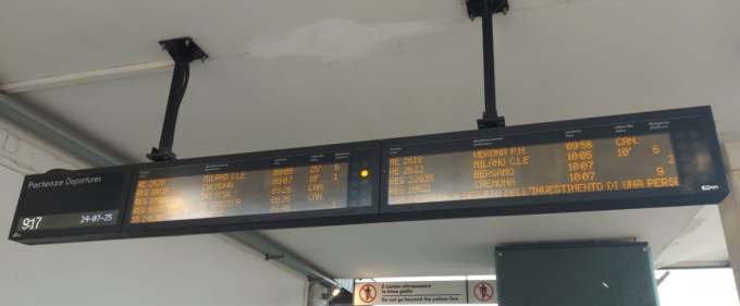 Investimento sui binari, una vittima. Treni cancellati sulla linea tra Romano e Treviglio