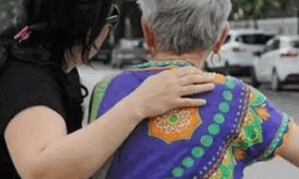 "Ti abbraccio come la mia nonna" e poi le sfila la catenina, anziana derubata in pieno centro