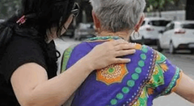 “Ti abbraccio come la mia nonna” e poi le sfila la catenina, anziana derubata in pieno centro
