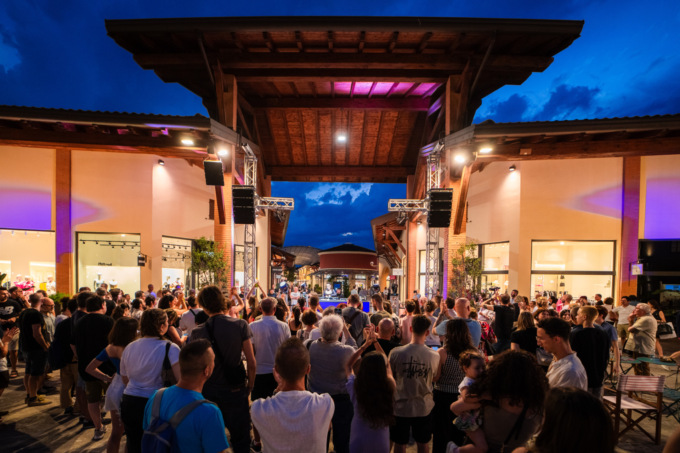 Shopping e concerti sotto le stelle: luglio si accende al Franciacorta Village