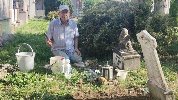 Restaura le tombe dei neonati e salva la memoria collettiva