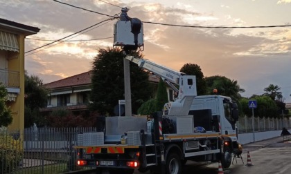 Mezzo pesante trancia un cavo dell'elettricità, blackout di dieci ore a Verdello