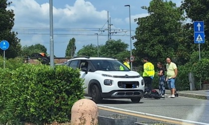 Auto travolge bicicletta a Treviglio, ferita una donna