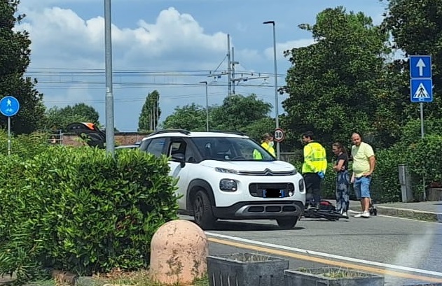 Auto travolge bicicletta a Treviglio, ferita una donna