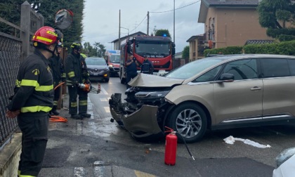 Perde il controllo dell'auto e si schianta contro una recinzione