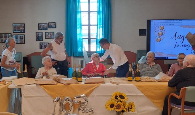Lorenza Trezzi festeggia 102 primavere e consiglia: “Vogliatevi bene e perdonate tutti”