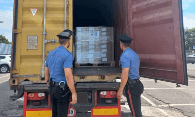 Rubano un Tir carico di profumi per 4 milioni di euro: intercettati e arrestati