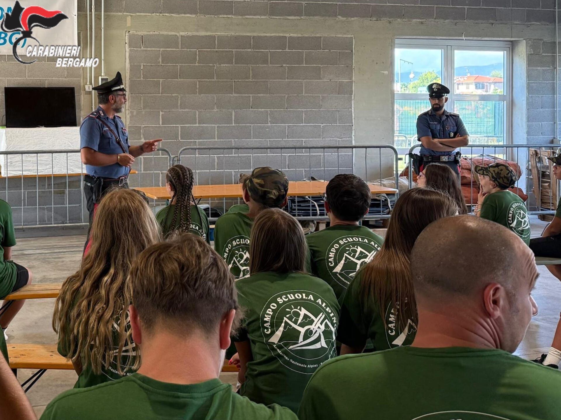 25.08.25 Ghisalba i carabinieri incontrano i ragazzi del campo scuola della Associazione Alpini foto 2