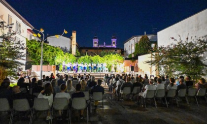 Folklore e colori dalla Colombia: il Ballet Folclórico de Nobsa incanta Piazza Manetta