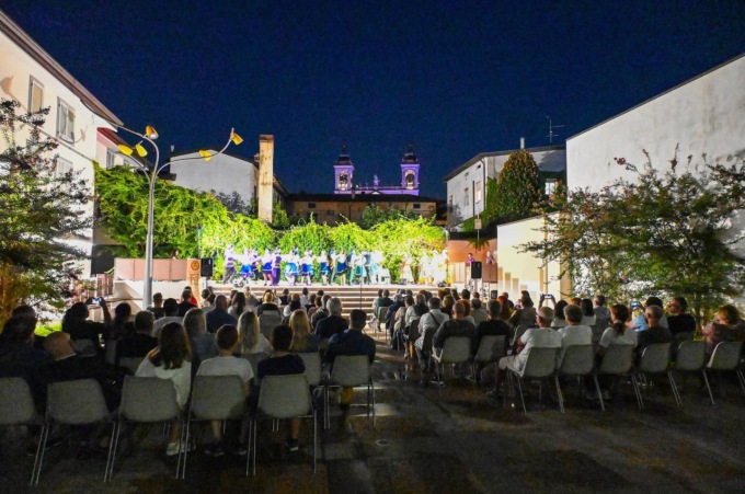 Folklore e colori dalla Colombia: il Ballet Folclórico de Nobsa incanta Piazza Manetta