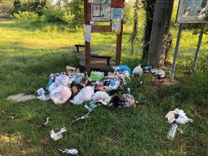 Inciviltà e degrado lungo le rive del fiume Oglio: volontari ripuliscono