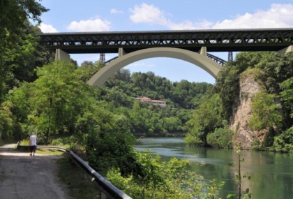 Minaccia di lanciarsi dal ponte di Calusco, 25enne salvato dai carabinieri