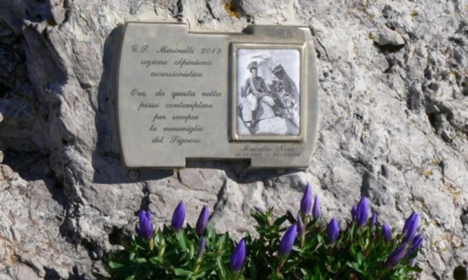 Ancora vandalismi in montagna: danneggiata la foto ricordo di Noris sull’Alben