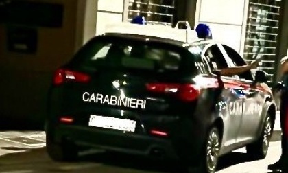 Notte di tensione in centro: due amministratori  contengono un uomo fuori controllo che ha inseguito due minorenni