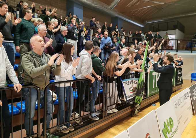 Biglietto nominativo nel basket dalla A alla B Nazionale, insorgono le tifoserie