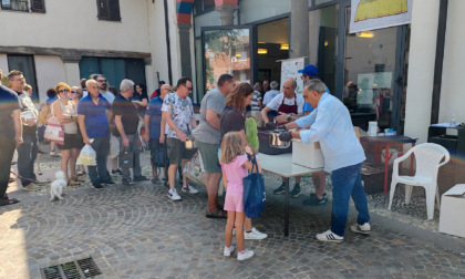San Lorenzo porta pane e ceci, in fila per le razioni nonostante il caldo