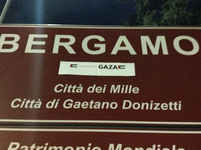 L’azione di CasaPound nella bergamasca: “Città gemellata con Gaza” per rompere il muro del silenzio