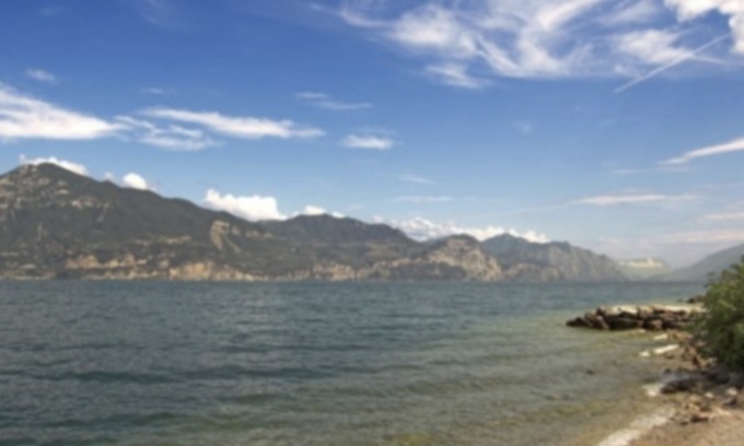 Lago di Garda, il re dei laghi italiani: acque a 24,4°C, paesaggi unici e record social