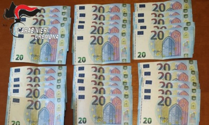 Provano a pagare con banconote false, ma vengono smascherati: denunciati due bergamaschi