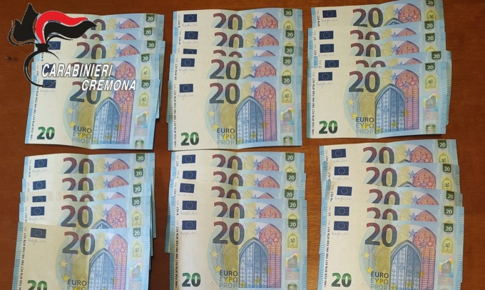Provano a pagare con banconote false, ma vengono smascherati: denunciati due bergamaschi
