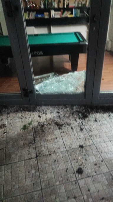 Sfondano la porta a vetri e rubano bottiglie e fondo cassa: ladri in azione al bar “Mafalda”